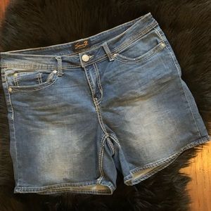 Women’s Seven7 Medium Wash Denim Shorts